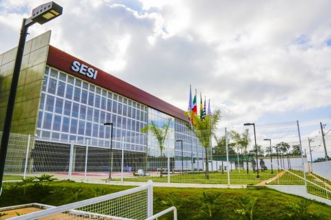 Taubaté;  Parceria entre Prefeitura e SESI oferece vagas em natação, handebol, badminton e tênis de mesa  A Prefeitura de Taubaté, em parceria com o SESI (Serviço Social da Indústria), está com inscrições abertas para quase 400 vagas em quatro modalidades esportivas voltadas a crianças e adolescentes de 6 a 15 anos. As atividades acontecem na unida