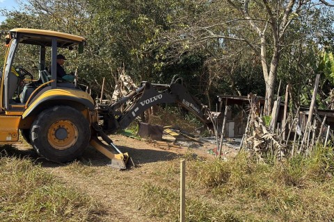 Prefeitura cumpre decisão judicial e realiza reintegração de posse em área de preservação ambiental
